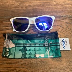Oakley Sunglasses (White & Blue)
